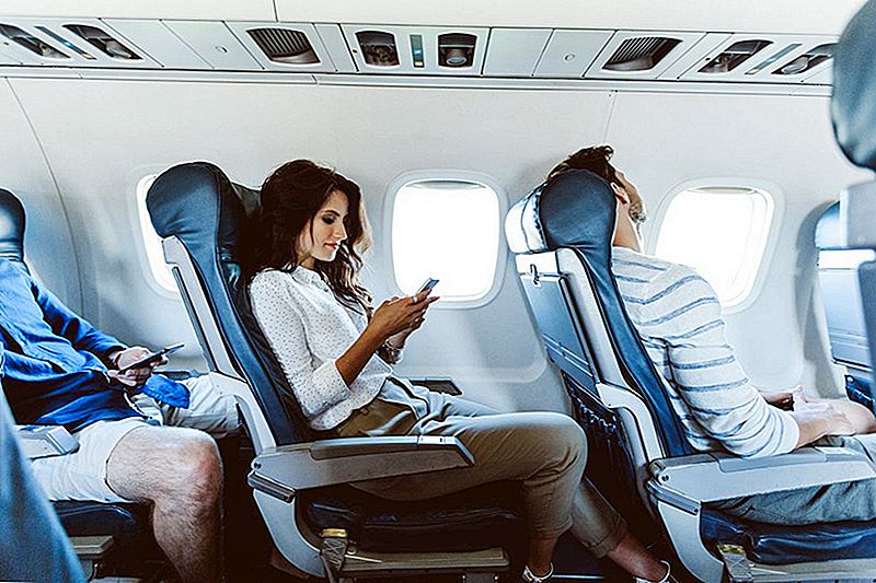Baktērijas lidmašīnā: sēž šajās lidmašīnas sēdvietās, lai izvairītos no slimiem pasažieriem