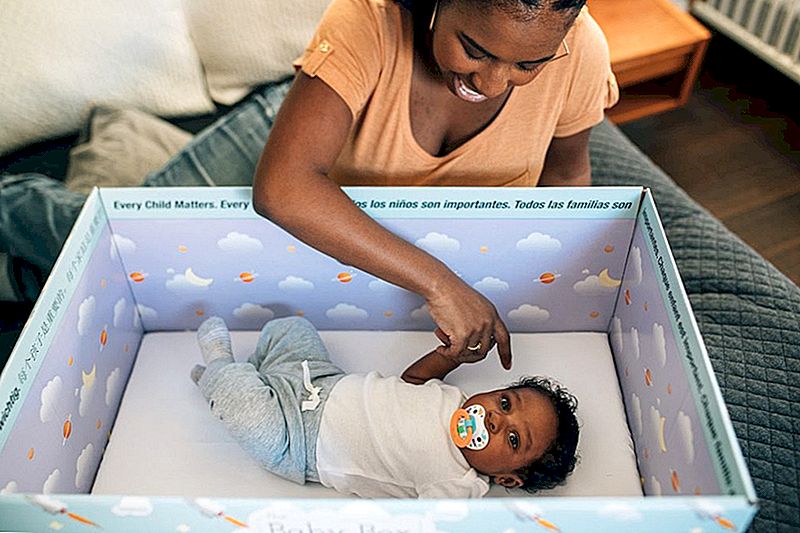 Oh, piccola! Stati Uniti della California che forniscono scatole di sonno gratuite per neonati