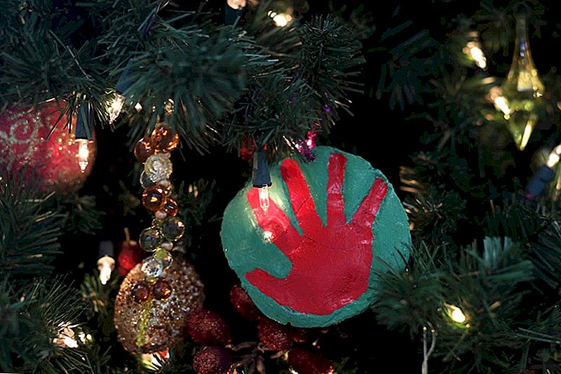 Stor gave til en lille dej: Lav disse håndtryk ornamenter med børnene