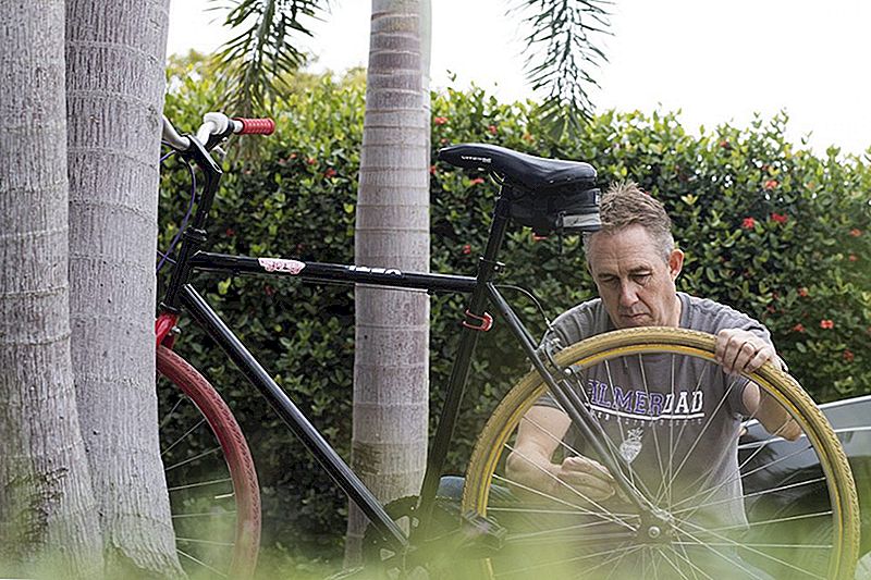 Šis puisis atvelk vecos velosipēdus atpakaļ uz dzīvi, pēc tam tos pārdod papildus naudai