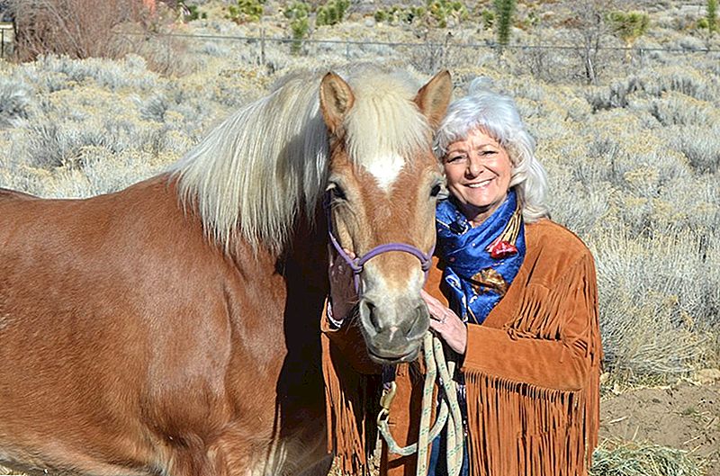 Šis Cowgirl šamanis nopelna 90 USD stundā, zirgu prātu izlasot