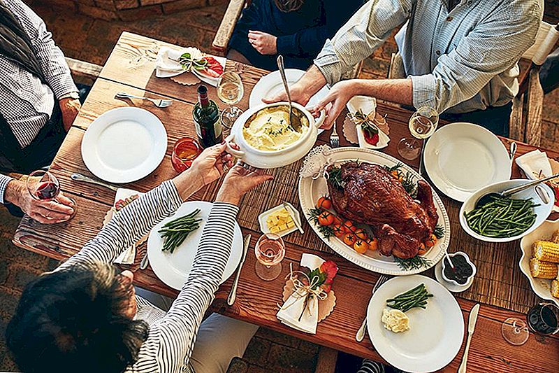 Chill Out Denne Thanksgiving med disse 8 Heat-and-Serve Meals til 12