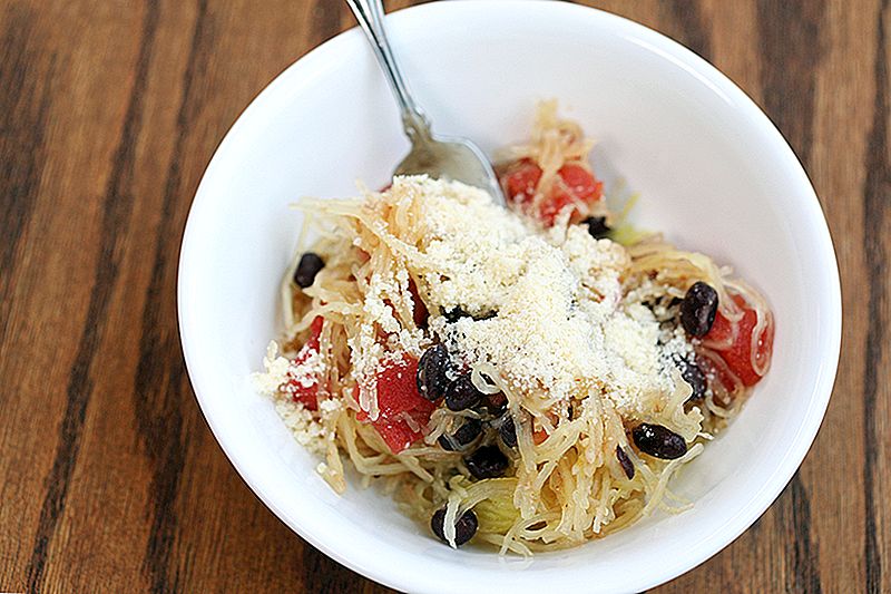La cuisson de la courge spaghetti est si facile, et elle vous fera économiser des glucides et des espèces