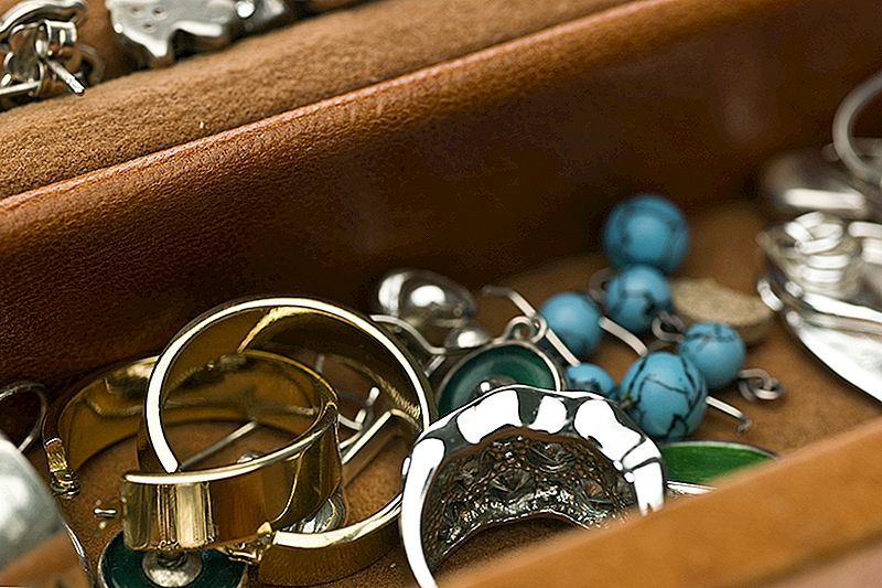 Flea Market Gold: Hvordan jeg lavede $ 9.000 sortering gennem kostume smykker