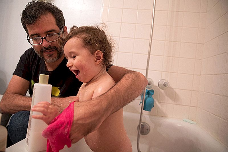 Stay-At-Home Dads trebaju staviti ove resurse u njihove roditeljske arsenale