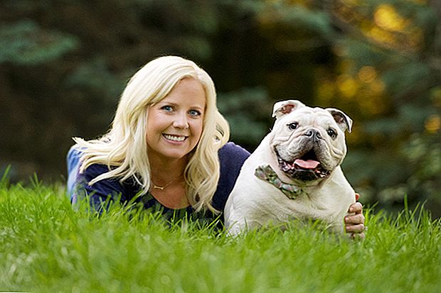 Inspireret af Hendes Hunde, forsøgte hun at sælge på Etsy ... og lavede $ 100K + sidste år