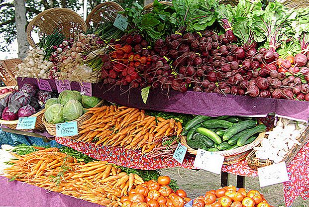 Свіжі, сезонні та доступні: 9 способів заощаджувати гроші на фермерському ринку