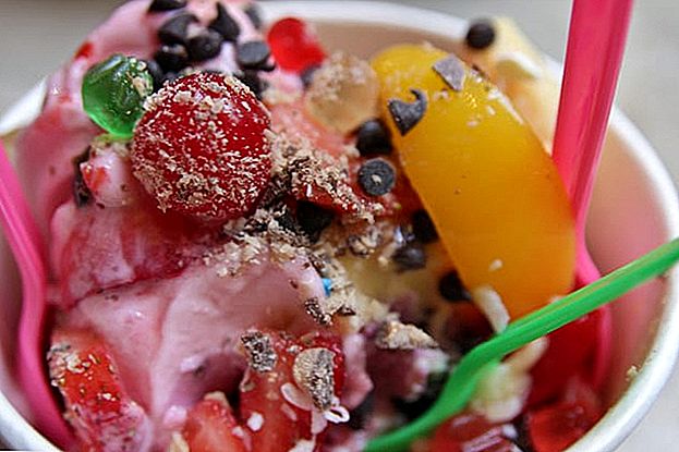 БЕЗКОШТОВНО заморожений йогурт сьогодні в Менчі. Це ніколи не надто холодно для FroYo!
