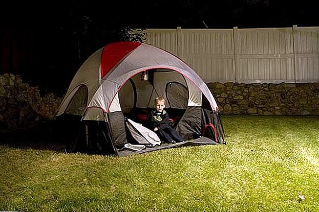 Questo ragazzo guadagna $ 1,380 al mese per affittare una tenda nel cortile su Airbnb
