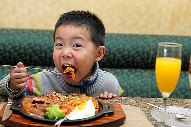 Ietaupiet naudu par ģimenes vakariņām: 8 restorānus, kur bērni ēd bez maksas